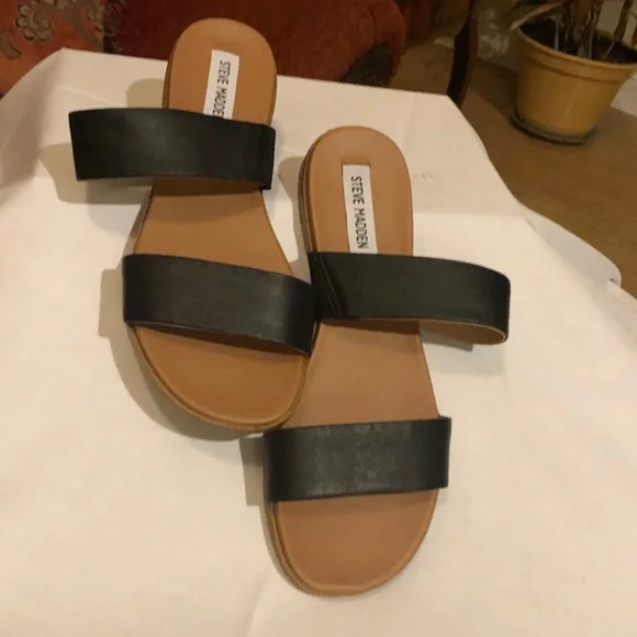 Madden Girl Flat Black Sandal, Size 7 Med - Picture 3 of 7